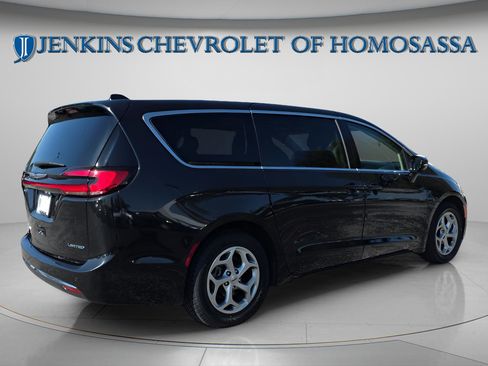 Used 2024 Chrysler Pacifica Limited FWD image 3