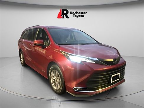 Used 2021 Toyota Sienna XLE image 2