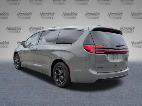 Used 2022 Chrysler Pacifica Limited w/ Uconnect Theater Family Group FWD image 9