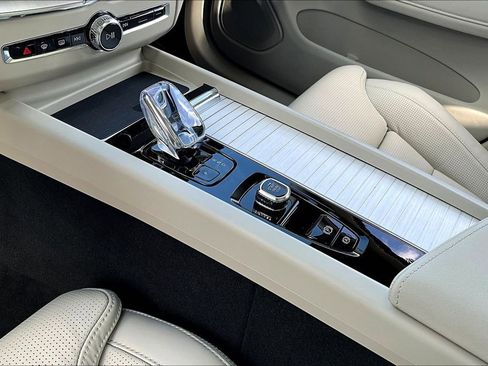 Used 2026 Volvo XC60 B5 Ultra w/ Protection Package Premier image 31