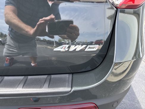 Used 2022 Ford Explorer XLT w/ Equipment Group 202A image 6