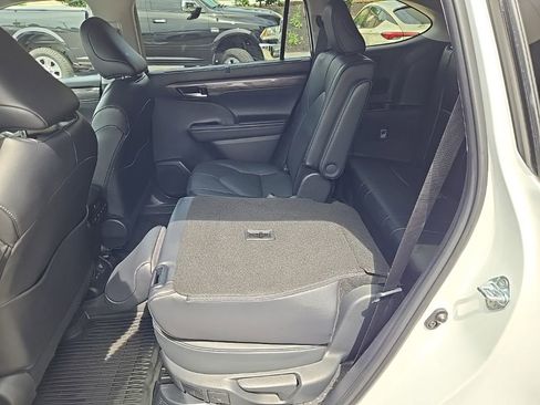 Used 2025 Toyota Highlander Limited AWD/4WD image 52