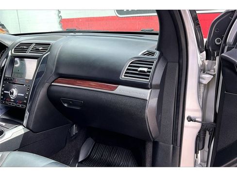 Used 2018 Ford Explorer Platinum AWD/4WD image 17