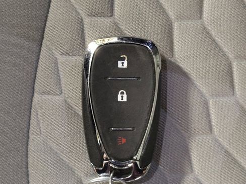 Used 2021 Chevrolet Equinox LS image 32