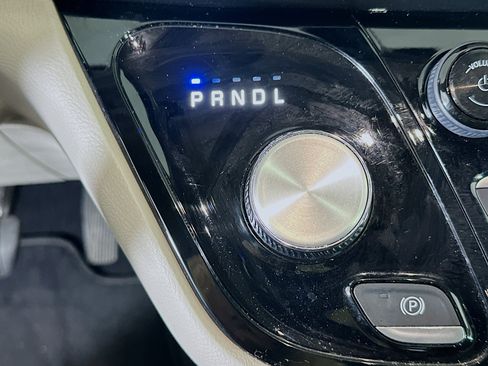 Used 2019 Chrysler Pacifica Touring-L FWD image 24