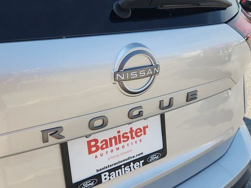 Used 2025 Nissan Rogue SV FWD image 30