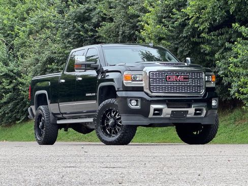 Used 2018 GMC Sierra 2500 Denali w/ Duramax Plus Package AWD/4WD image 2
