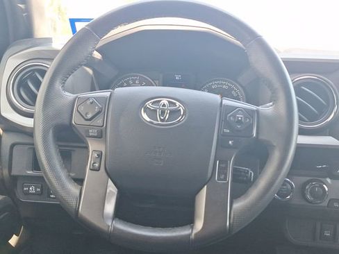 Used 2018 Toyota Tacoma TRD Off-Road AWD/4WD image 11