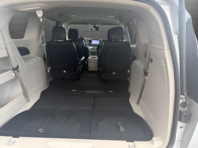 Used 2024 Chrysler Pacifica Touring-L FWD image 10