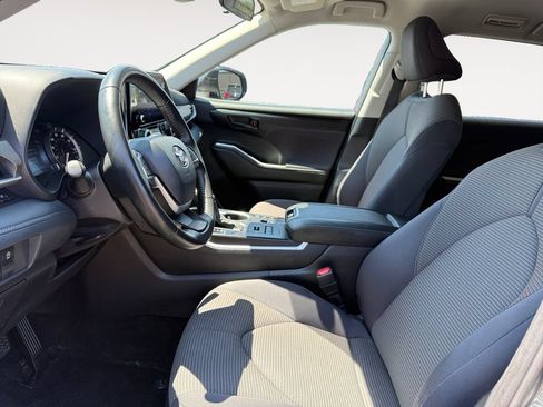 Certified 2025 Toyota Highlander LE AWD/4WD image 9