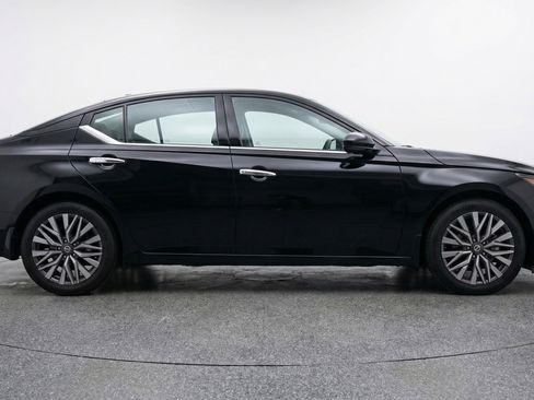 Used 2025 Nissan Altima 2.5 SV FWD image 11