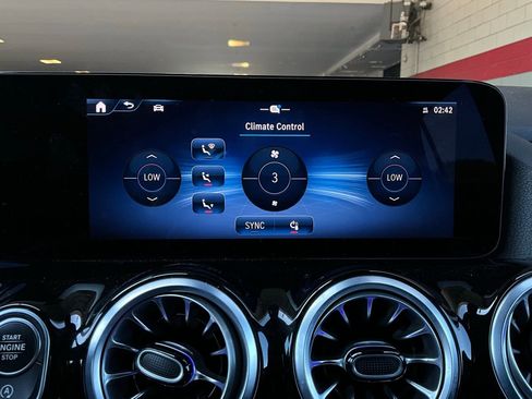 Used 2025 Mercedes-Benz GLA 250 image 32