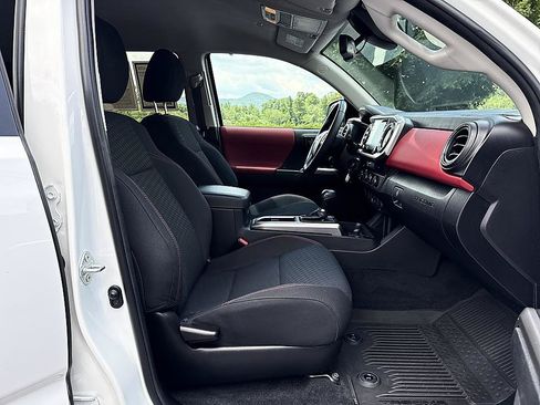 Certified 2022 Toyota Tacoma SR5 AWD/4WD image 20