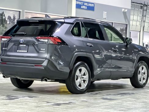 Used 2021 Toyota RAV4 XLE w/ Convenience Package image 8