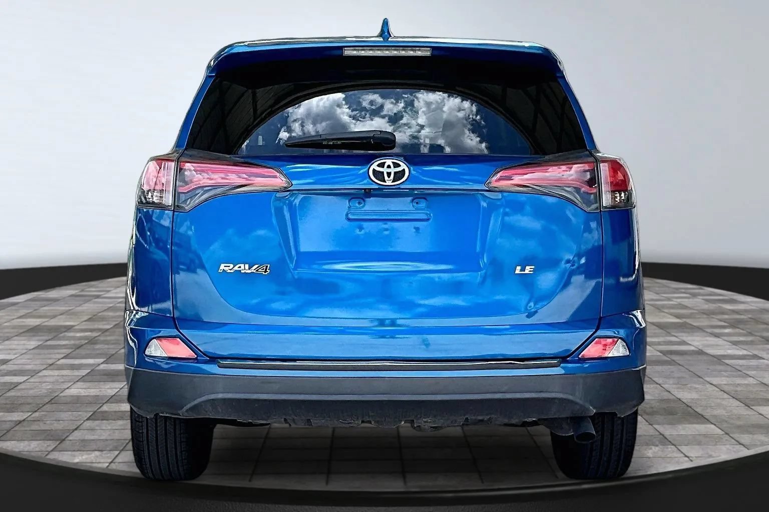 Used 2018 Toyota RAV4 LE w/ All Weather Liner Package FWD image 5