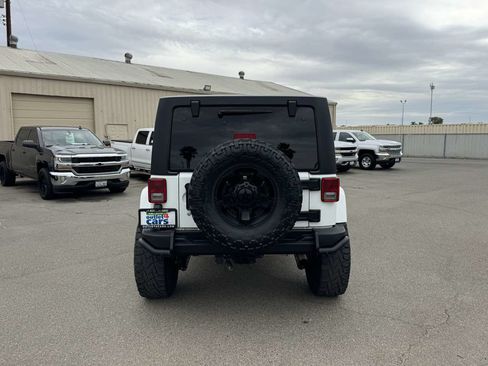 Used 2016 Jeep Wrangler Unlimited Sahara AWD/4WD image 8