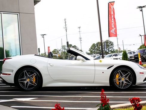 Used 2015 Ferrari California T RWD image 11