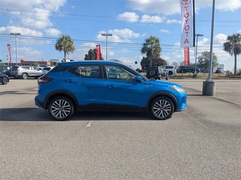 Used 2021 Nissan Kicks SV image 2