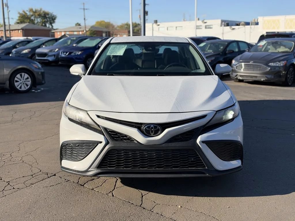 Used 2022 Toyota Camry SE FWD image 2