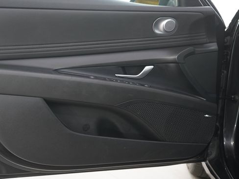 Used 2023 Hyundai Elantra Limited FWD image 17