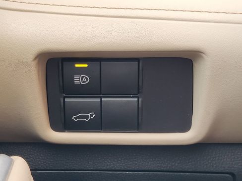 Used 2023 Toyota Highlander XLE FWD image 24