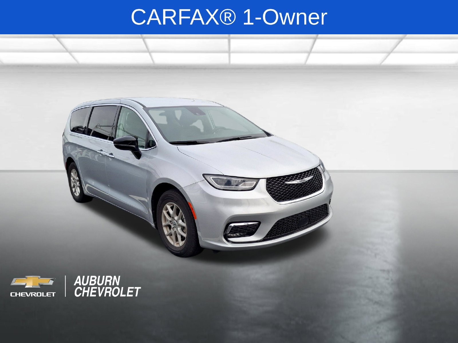 Used 2024 Chrysler Pacifica Touring-L FWD image 1
