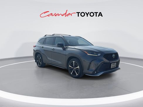 Used 2021 Toyota Highlander XSE FWD image 2