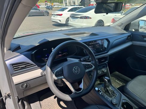 Used 2022 Volkswagen Taos SE w/ Panoramic Sunroof Package AWD/4WD image 4