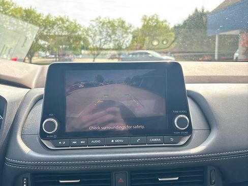 Used 2022 Nissan Rogue S FWD image 19