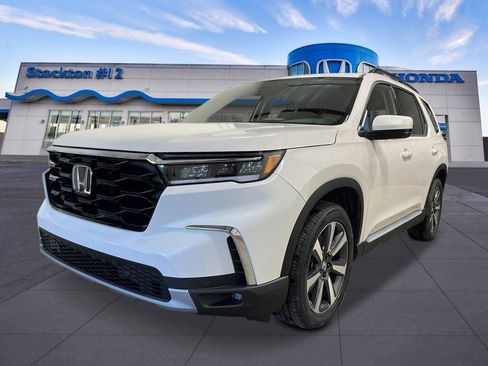 New 2025 Honda Pilot Touring image 1