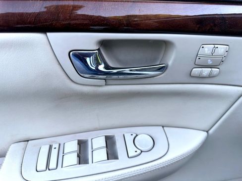 Used 2011 Cadillac DTS Luxury image 46