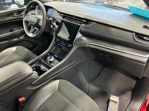 Used 2024 Jeep Grand Cherokee Altitude image 31