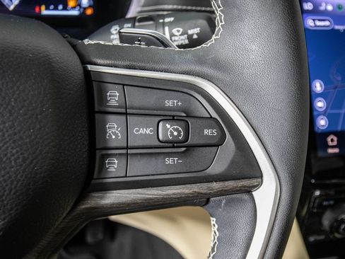 Used 2025 Jeep Grand Cherokee Limited w/ Black Appearance Package AWD/4WD image 22