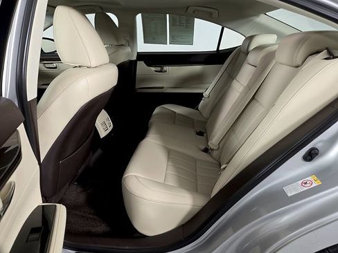 Used 2018 Lexus ES 350 w/ Luxury Package w/Wood Trim image 12