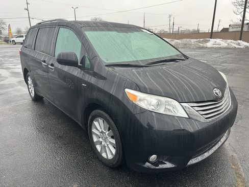 Used 2017 Toyota Sienna XLE image 1