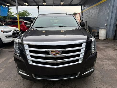 Used 2017 Cadillac Escalade Luxury RWD image 2