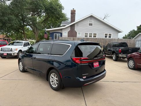Used 2022 Chrysler Pacifica Touring-L FWD image 35