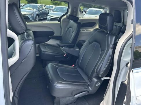 Used 2024 Chrysler Pacifica Touring-L FWD image 21