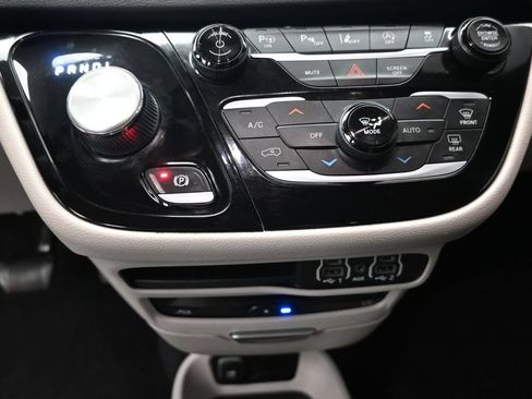 Used 2022 Chrysler Pacifica Touring-L w/ Uconnect Theater Family Group FWD image 23