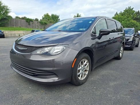 Used 2017 Chrysler Pacifica Touring FWD image 3