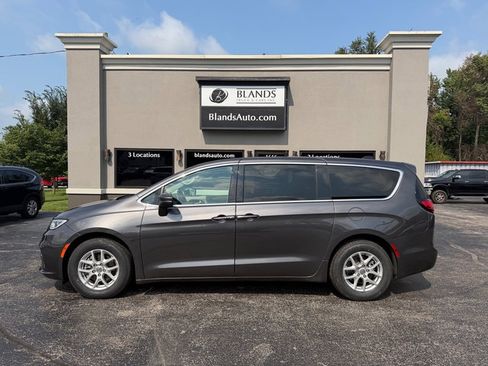 Used 2023 Chrysler Pacifica Touring-L FWD image 2