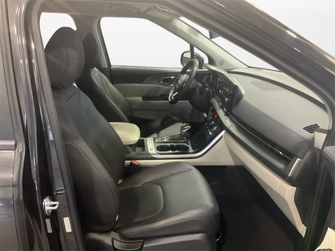 Used 2024 Kia Carnival LX image 15