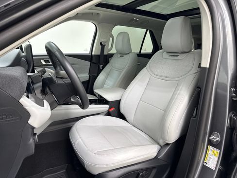 Used 2025 Ford Explorer Platinum w/ Ultimate Package AWD/4WD image 17