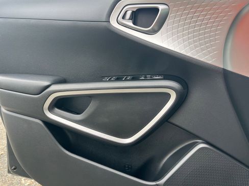 Used 2025 Kia Soul LX w/ LX Technology Package FWD image 18