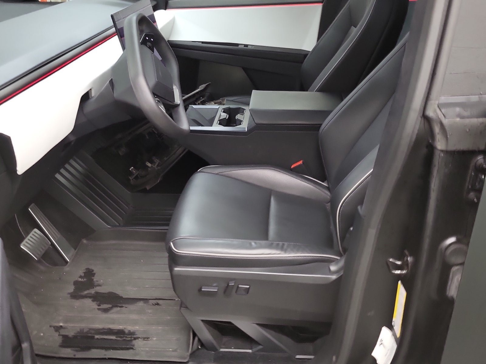 Used 2024 Tesla Cybertruck AWD Crew Cab image 4