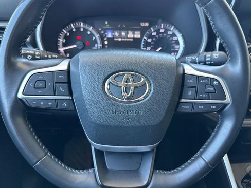 Used 2024 Toyota Highlander XLE FWD image 16