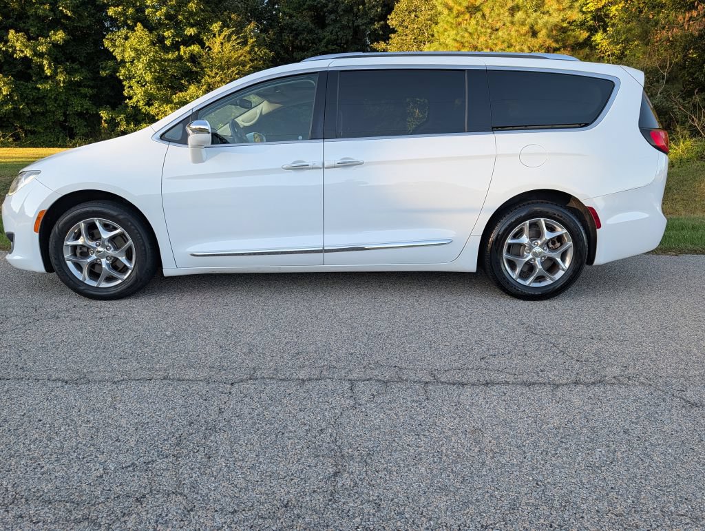 Used 2018 Chrysler Pacifica Limited FWD image 2