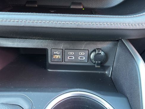 Used 2023 Toyota Highlander XLE image 23