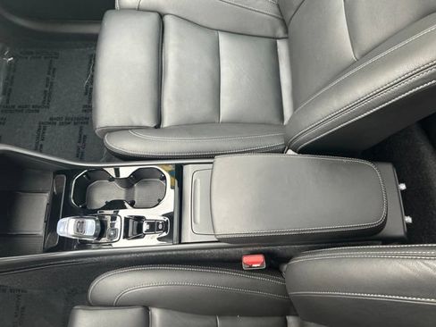 Certified 2025 Volvo XC40 B5 Plus AWD/4WD image 27