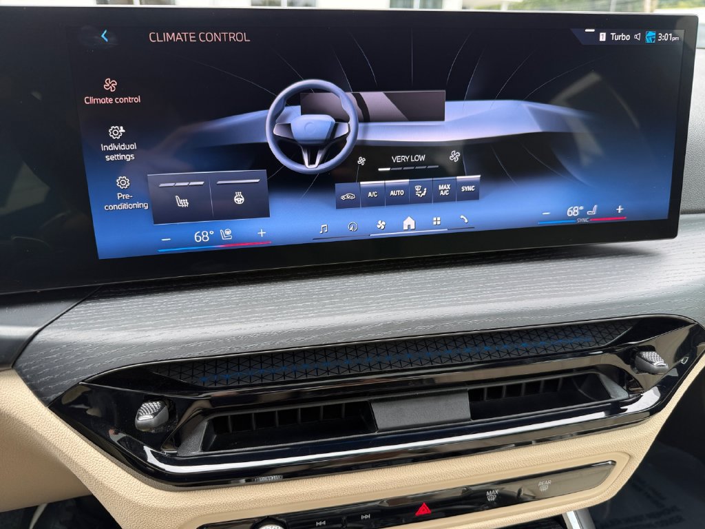 Certified 2026 BMW 330i xDrive Sedan w/ Premium Package AWD/4WD image 24